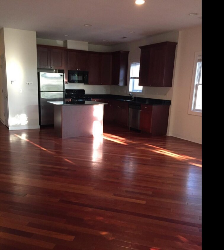 Foto principal - 3114 N Racine Ave