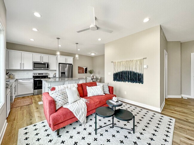 Foto del edificio - Luxury Newer Construction Townhome with Attached 2 Car Garage!