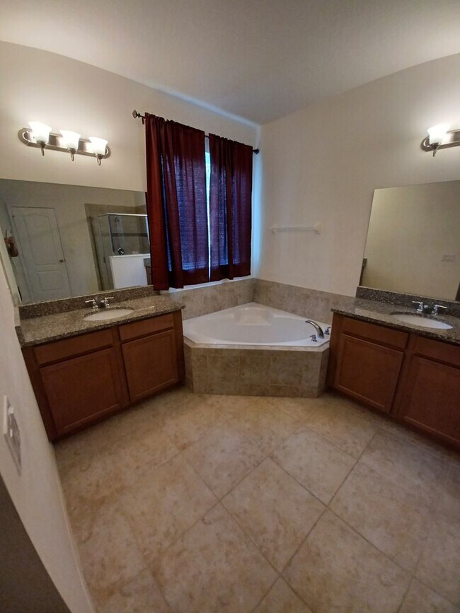 Foto del edificio - 4 Bedroom, 3 Bathroom, 3 Car Garage In Saw...