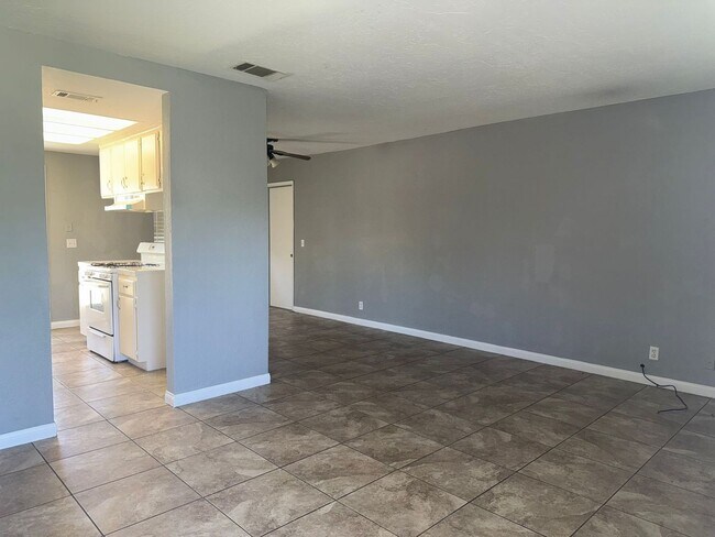 Foto del edificio - 13340 Navajo Rd