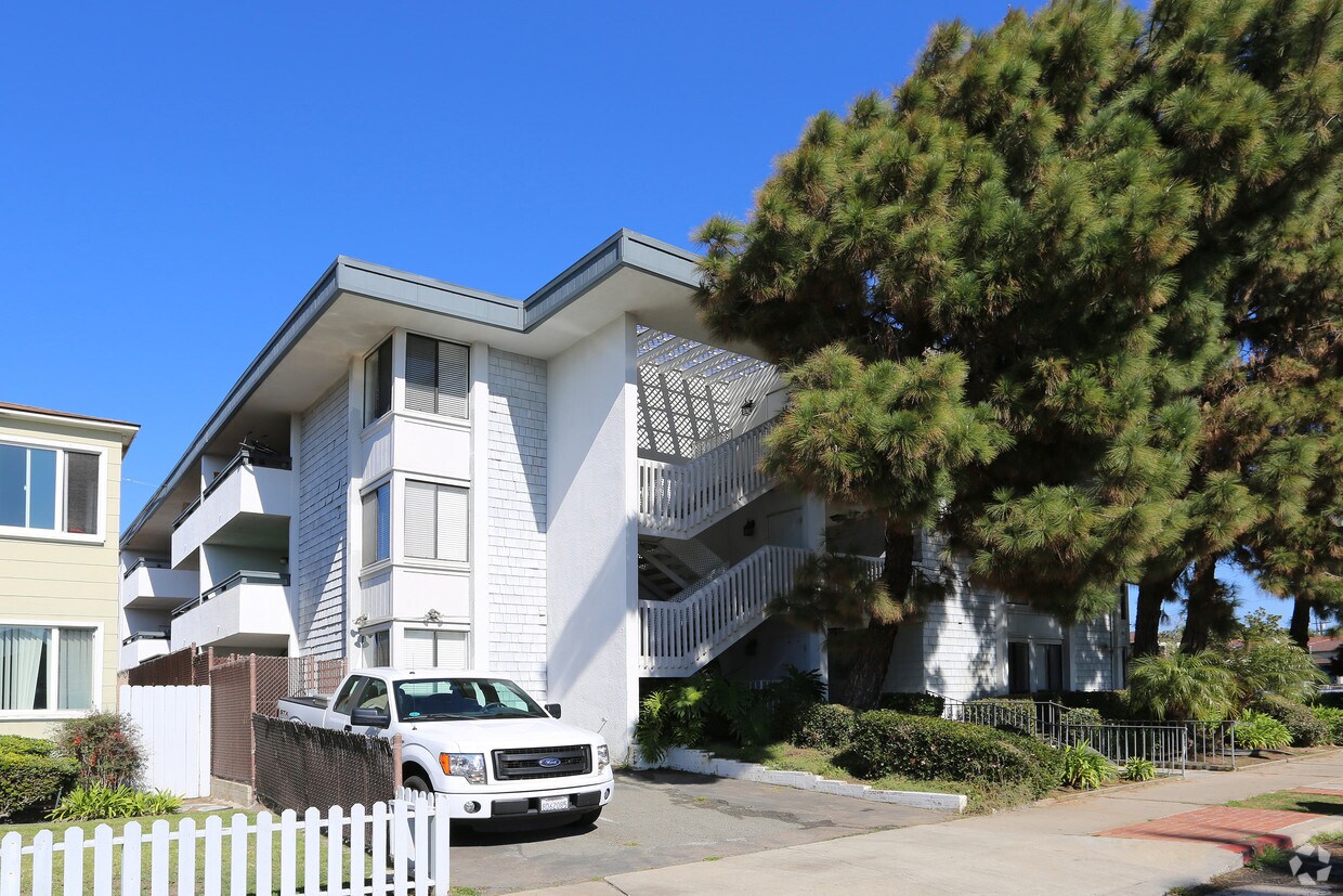 Primary Photo - 870 Diamond St