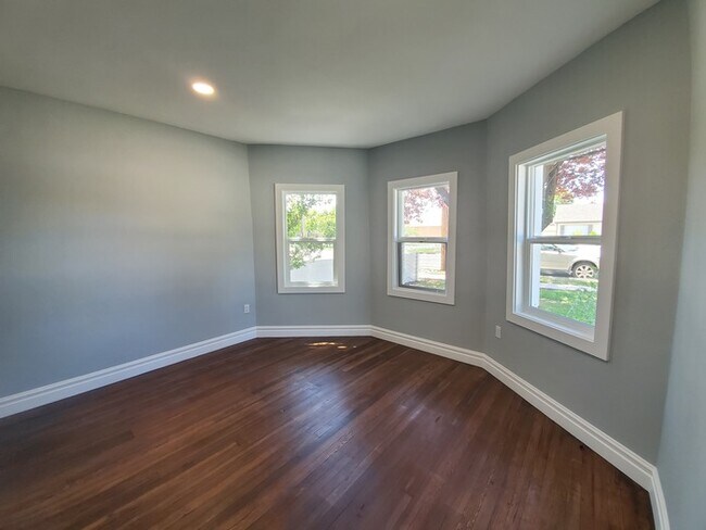 Building Photo - 3367 1100 E