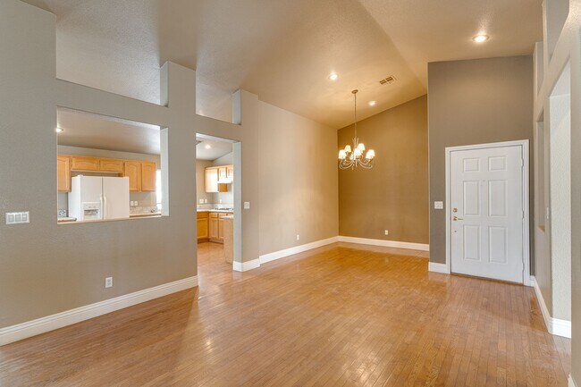 Foto del edificio - WONDERFUL 3 BEDROOM PLUS DEN 1 STORY HOME. CASITA WITH OWN BATHROOM! GATED COMMUNITY!