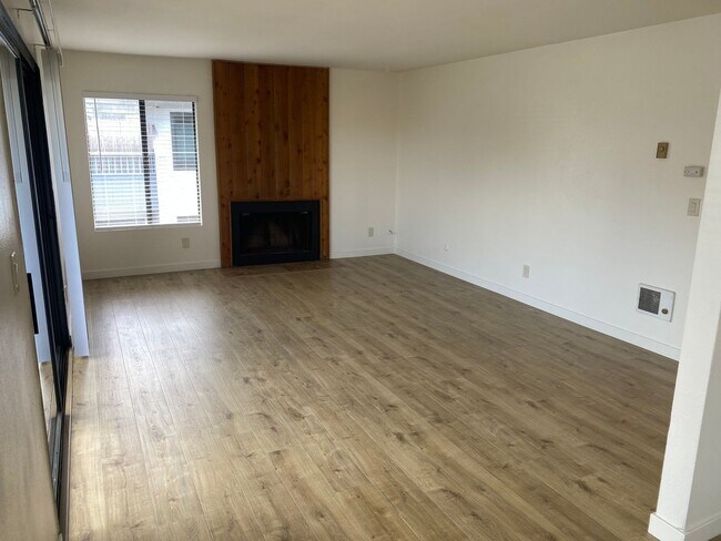 Building Photo - 2BR/2BA Upstairs Condo with Two-Car Garage