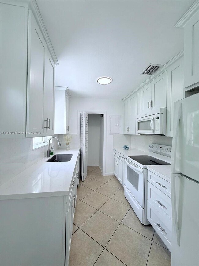 Building Photo - 600 NE 44th St