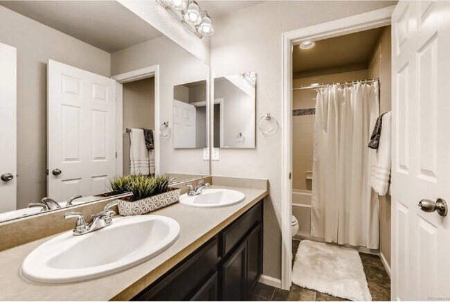Foto del edificio - Updated Home with Gourmet Kitchen, Huge Fe...