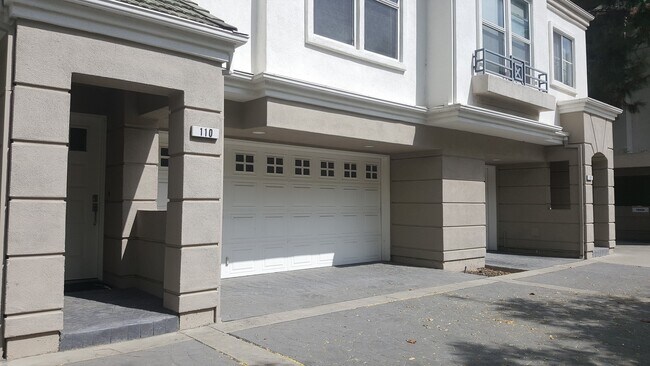 Foto del edificio - Rare Villagio 2 level townhome with garage and balcony, plus Den