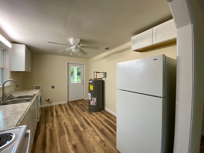 Building Photo - Completely Updated Total Electric 2 Bedroo...