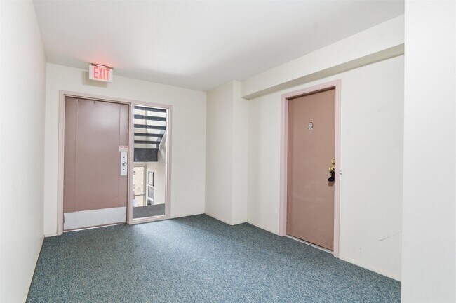 Foto del edificio - 1235 S Maple Rd