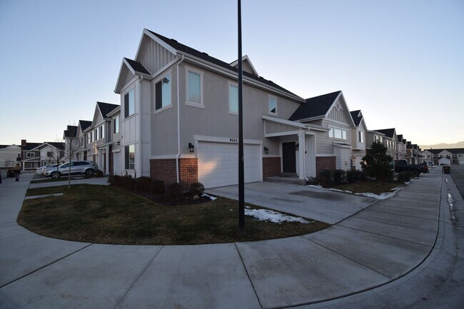 Foto del edificio - Gorgeous 3 Bedroom Townhome in Sandy!
