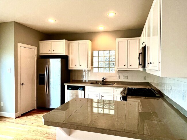Foto del edificio - 3731 Main Poplar Dr
