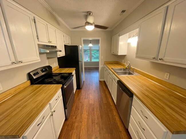 Foto del edificio - Quaint End Unit Two Bedroom Townhome in Cary