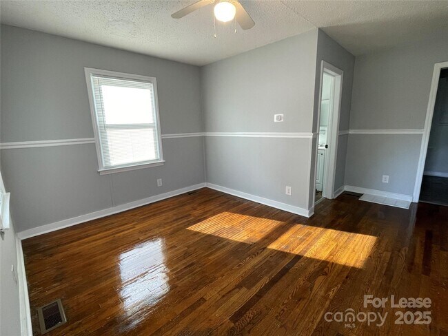 Foto del edificio - 1612 Russell Ave