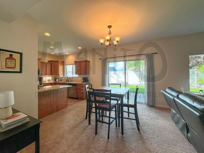 Building Photo - Stunning 5 Mile Area Home