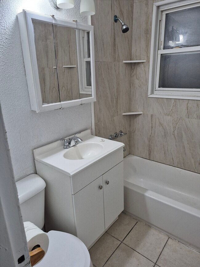 Building Photo - 441 Kenwood Dr