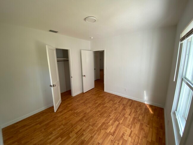 Building Photo - 5843 SW 62nd St