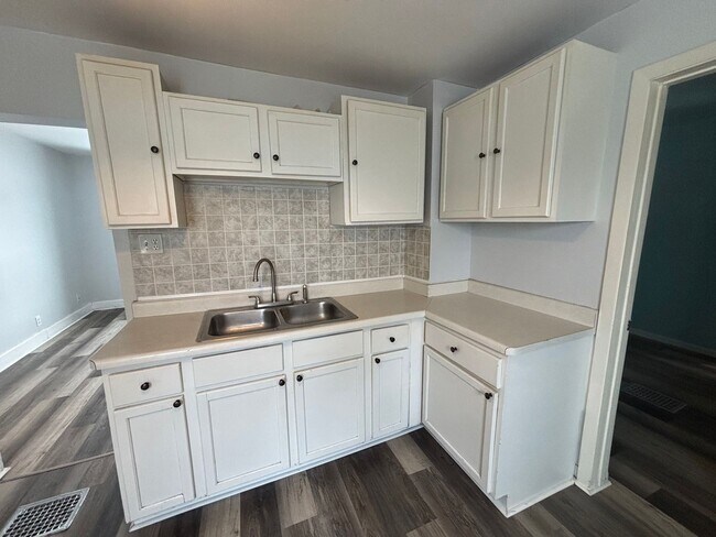 Foto del edificio - Clean Upper Unit! Move Right In!