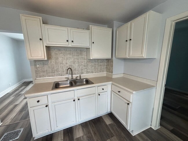 Building Photo - Clean Upper Unit! Move Right In!