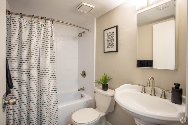 2HAB, 2BA - 800SF Chestnut - Primer Cuarto de baño - Silver Creek Apartments