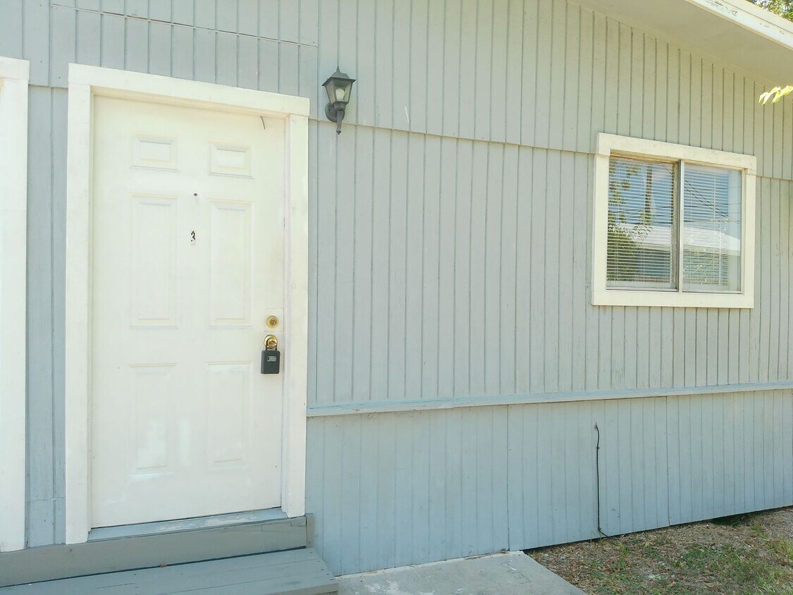 Foto principal - 2701 Nemec Unit 3 - 2/Bed 1/Bath - $1150/m...