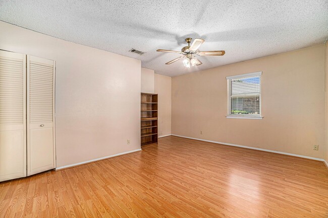 Building Photo - Beautifully crafted 3-2-2 home in the Gree...
