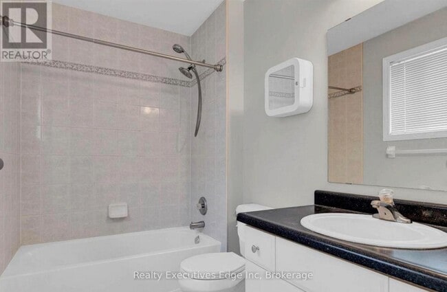 Photo du bâtiment - 276 Watson Pkwy N