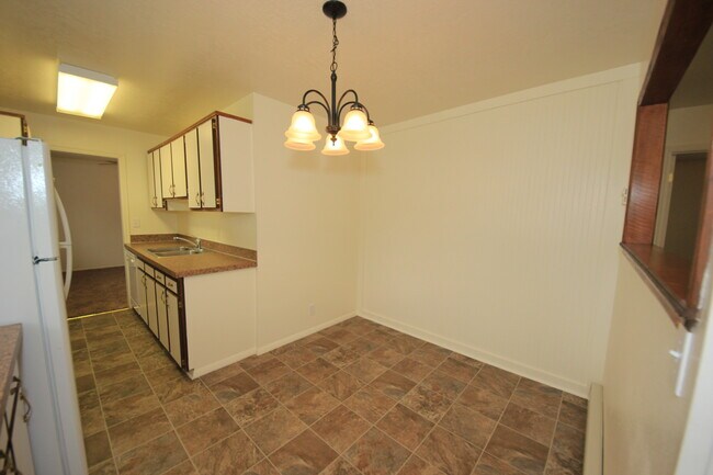 Dining area - 965 Berryman Rd