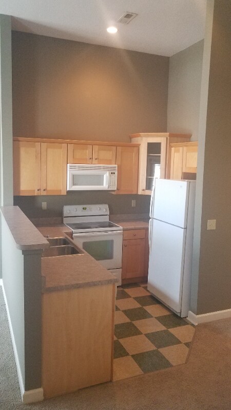 Building Photo - 2100 Cherry Hill Dr