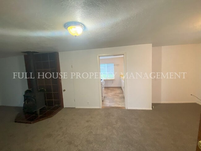 Building Photo - Great Autzen Stadium Neighborhood 2 Bed, 1...