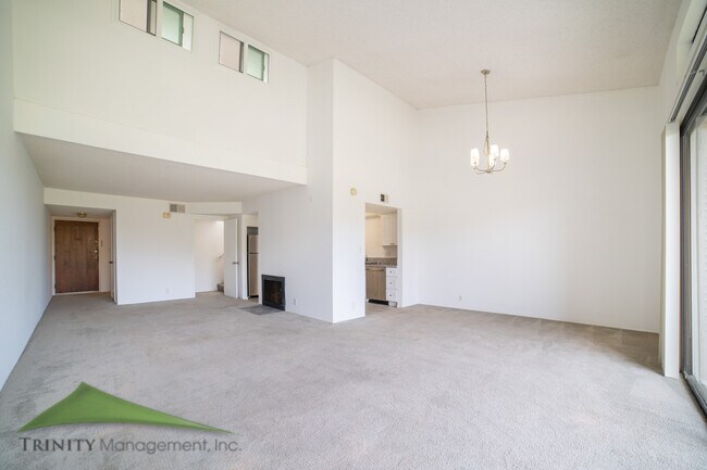 Building Photo - 2564 Navarra Dr