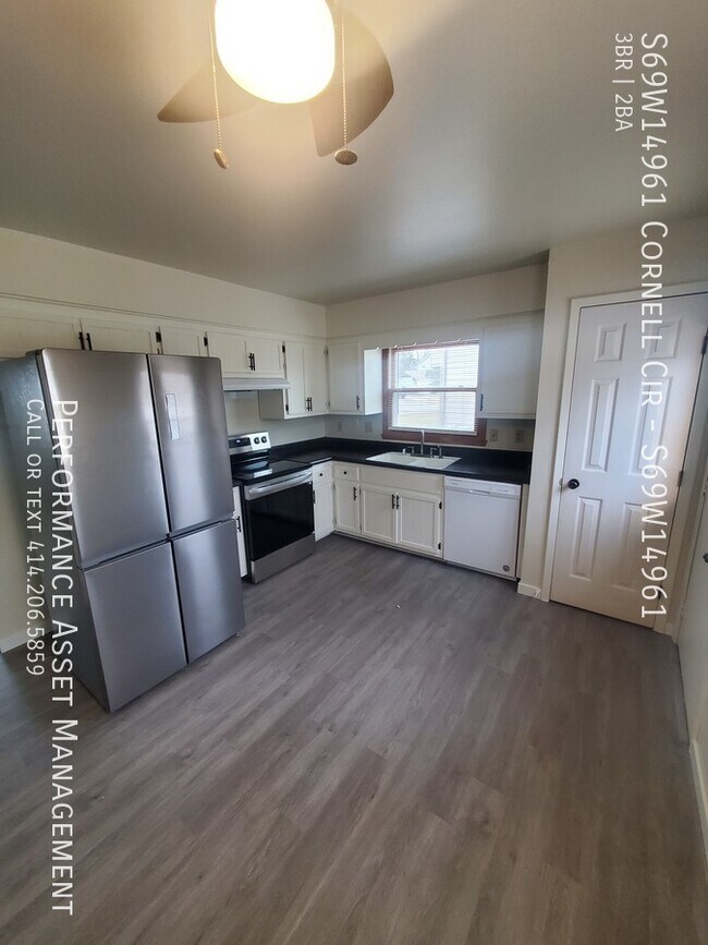Foto del edificio - S69W14961 Cornell Cir