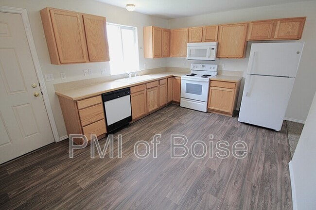 Building Photo - 1031 E Iowa Ave
