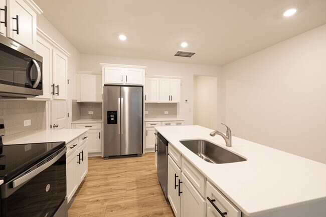 Foto del edificio - Rare opportunity! 3 br townhome Walking Di...