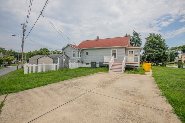 Building Photo - Lovely 3 BR/3 BA Single-Family Home in Bal...