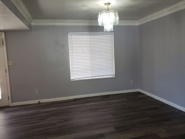 Building Photo - Spacious and Pet Friendly Payson Twinhome