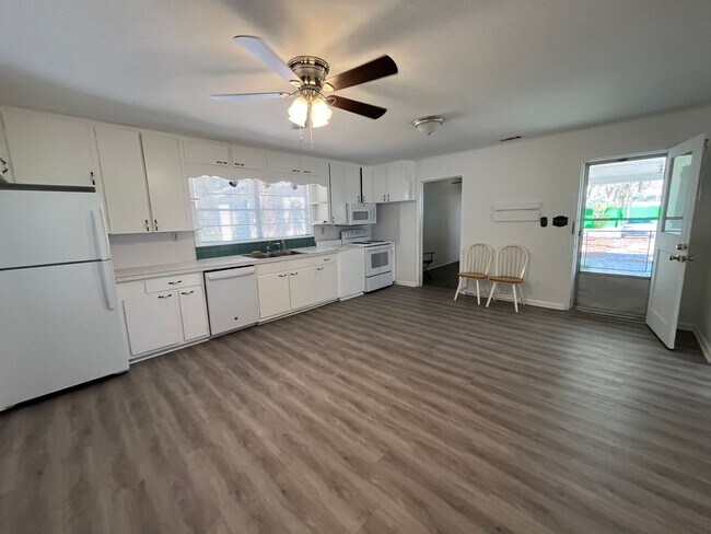 Foto del edificio - Charming Vintage Home on 3 City Lots near football stadium Live Oak, FL