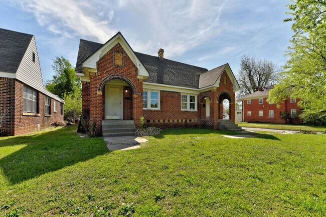 Building Photo - Charming 1-Bedroom Duplex with Modern Upda...