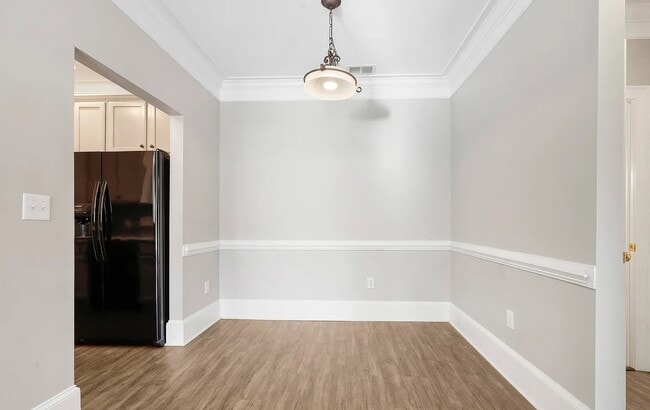 Building Photo - Spacious One-Bedroom in Prime Location