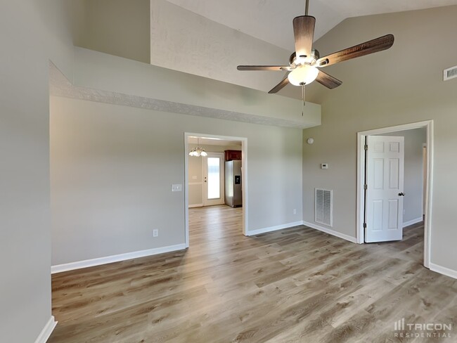 Building Photo - 5004 Roberta Pl