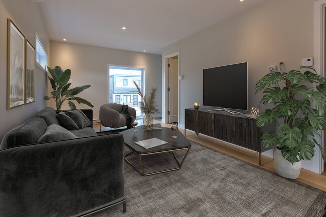 Building Photo - 6554 Av. Azilda