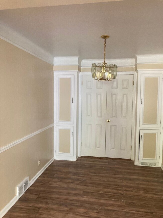 Foto del edificio - 4 Bedroom South Euclid House for Rent