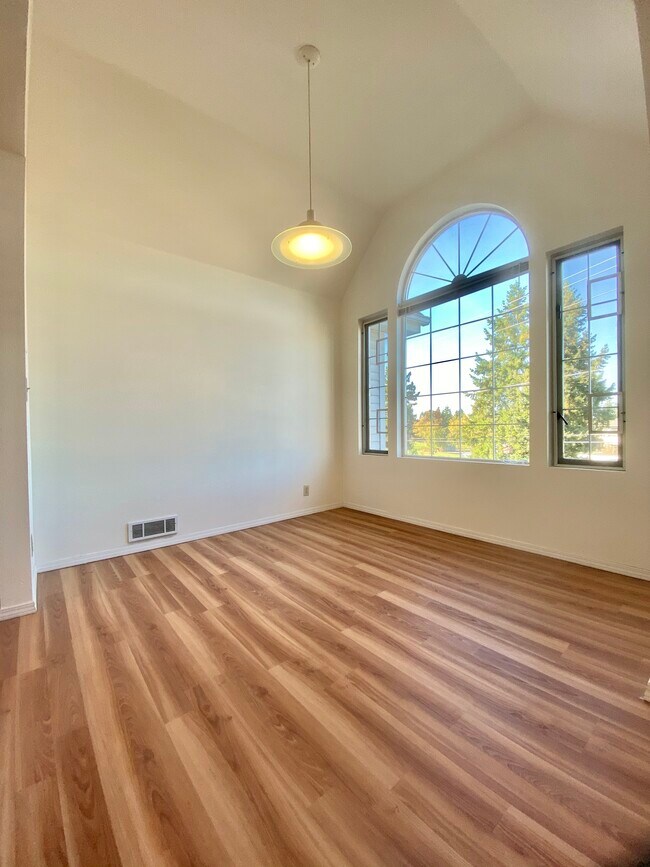 Dining - 12027 SE 60th St