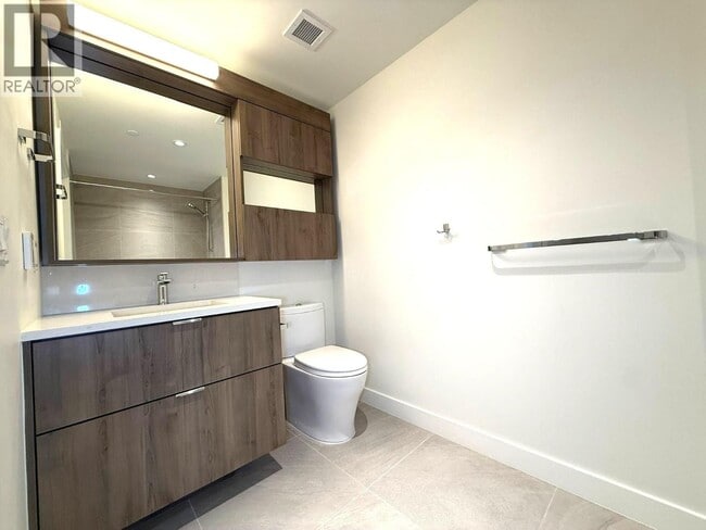 Building Photo - 755 Harbourside Dr