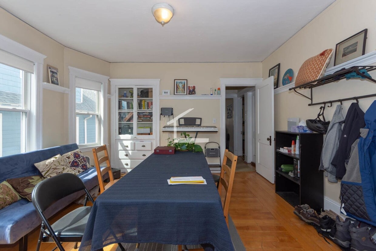 Brighton 3 Bedroom Available 9/1 - Brighton 3 Bedroom Available 9/1