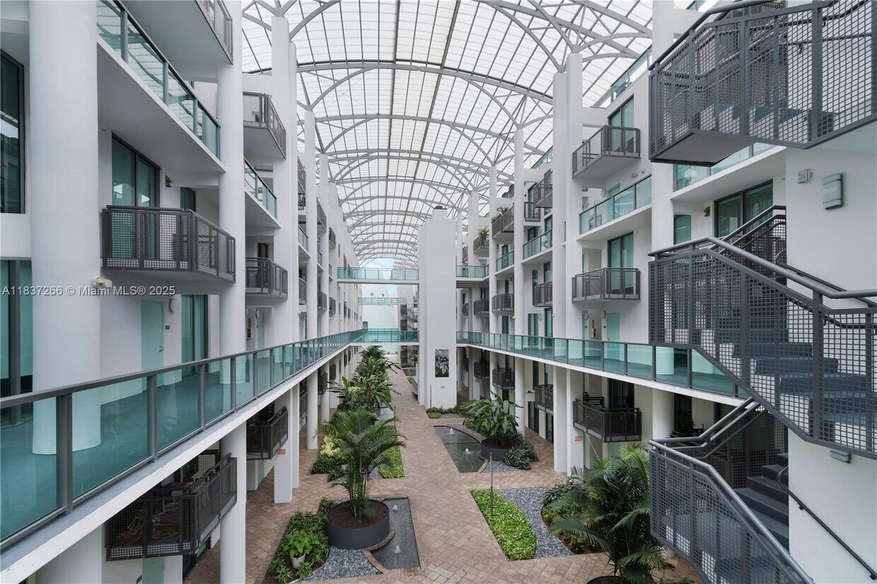 Foto principal - 6000 Collins Ave