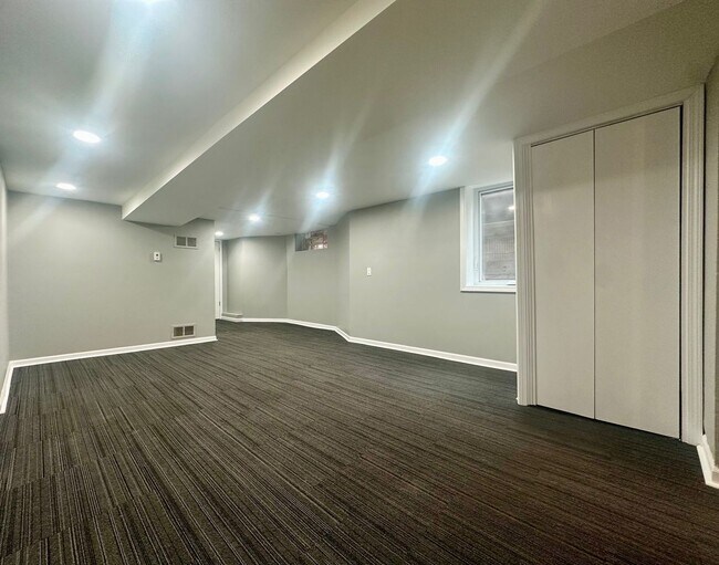 Foto del edificio - 1727 Reaney Ave E