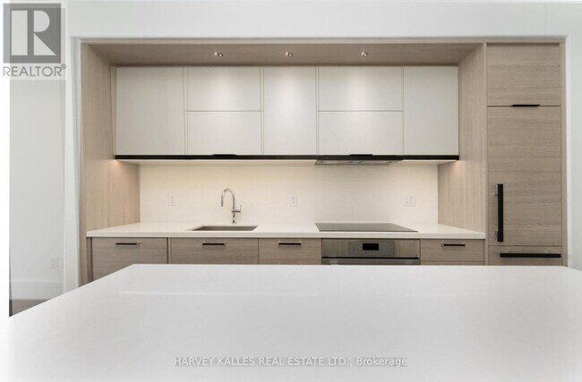 Building Photo - 215 Lonsdale Rd