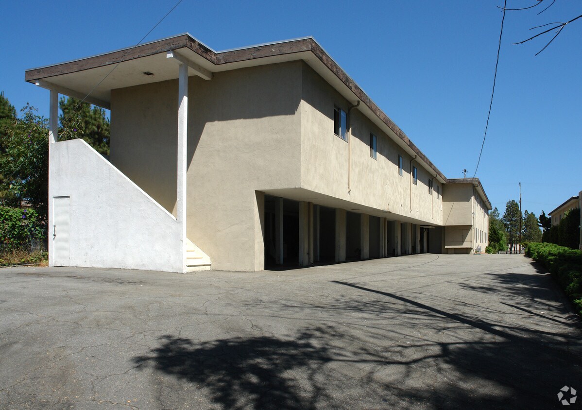 Foto del edificio - 817 E De La Guerra St