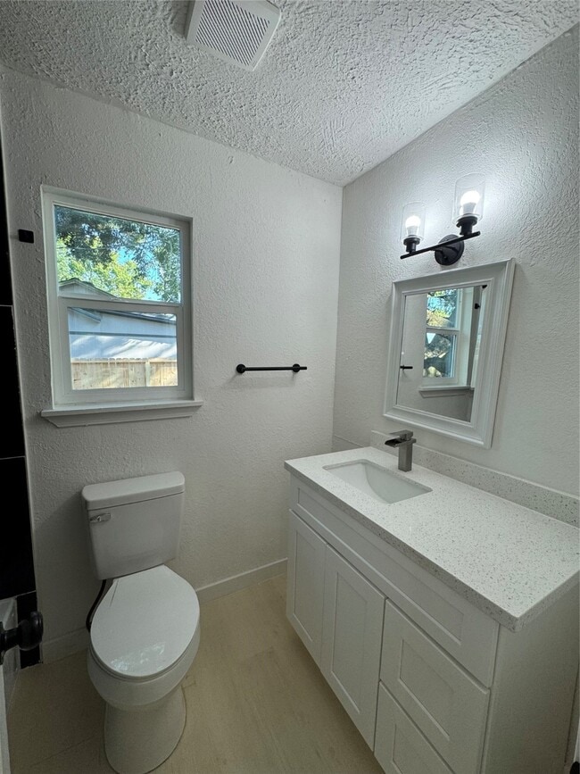 Building Photo - 7640 Broadview Dr