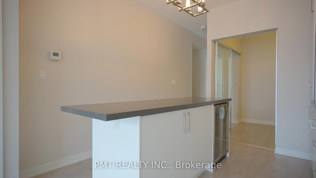 Building Photo - 27-1727 Bathurst St